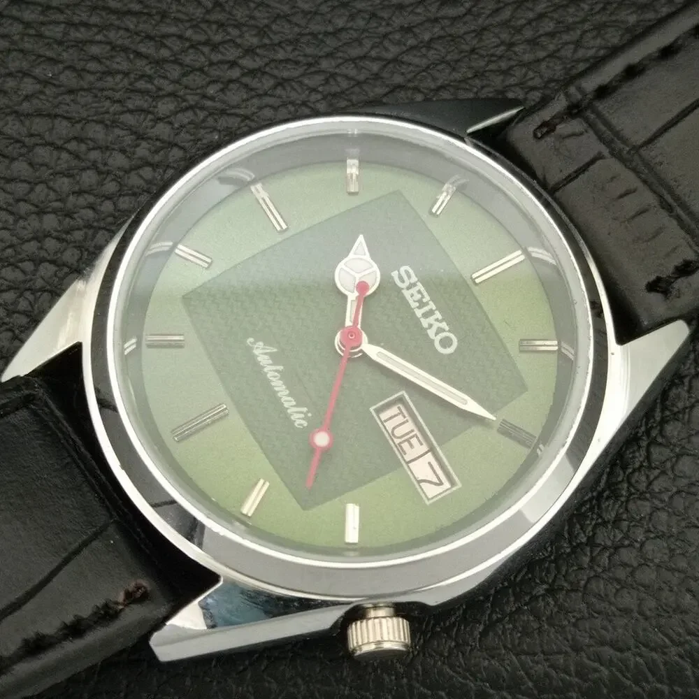 Vintage 1981 Seiko Automatic Mens Silver Watch W/daydate & Silver accents